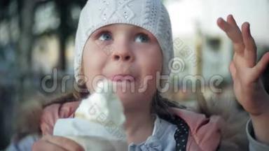 穿白色针织帽子的可爱学步<strong>女孩</strong>吃冰淇淋